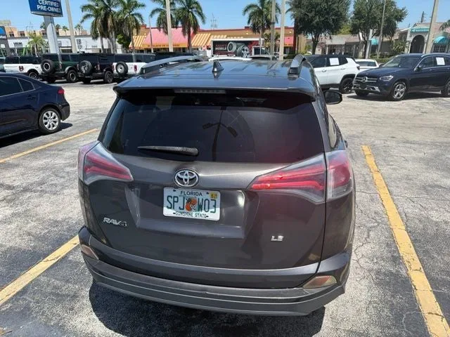 2018 Toyota RAV4 LE photo 5