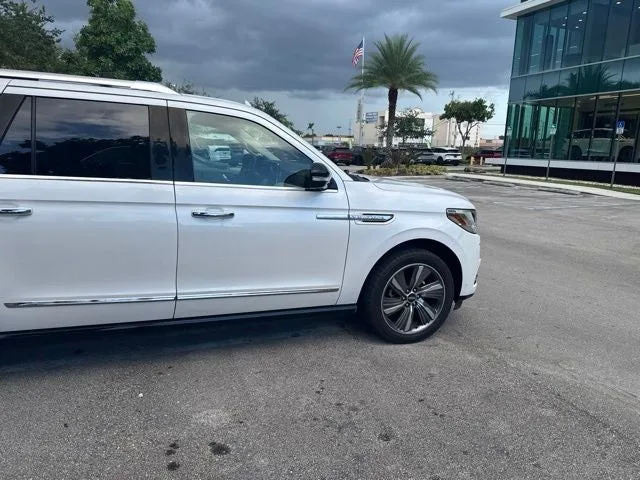 2019 Lincoln Navigator L Reserve photo 2