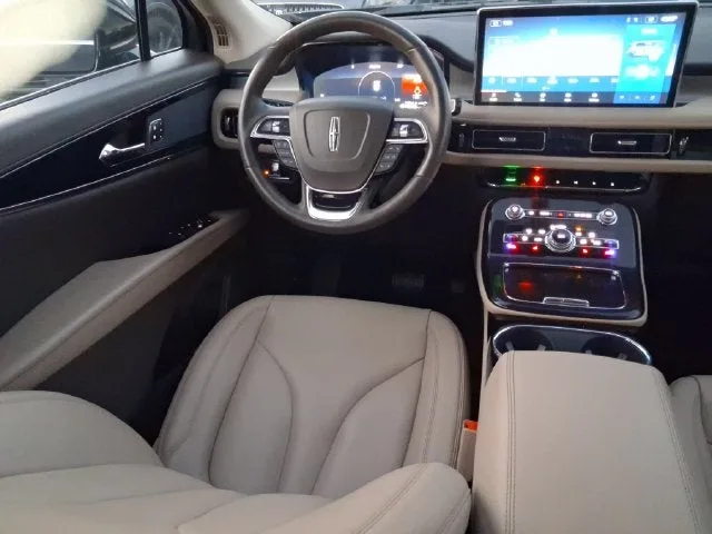 2023 Lincoln Nautilus Standard photo 8