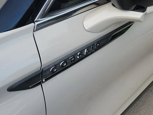 2022 Lincoln Corsair Standard photo 4