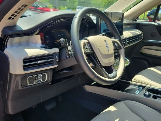 2025 Lincoln Corsair Premiere photo 9