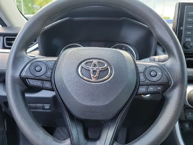 2022 Toyota RAV4 XLE photo 19