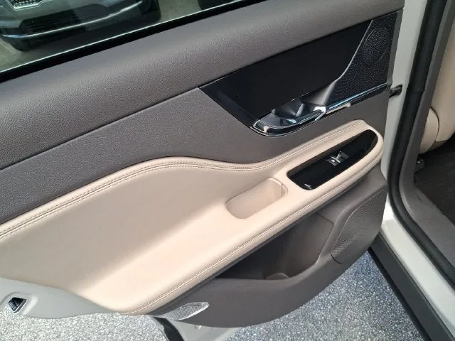 2023 Lincoln Corsair Standard photo 9