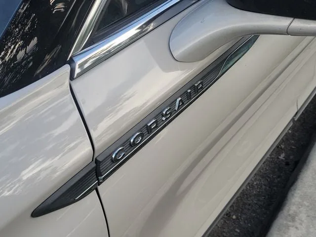 2022 Lincoln Corsair Standard photo 5