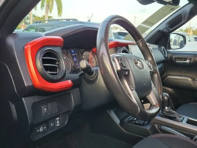 2020 Toyota Tacoma TRD Off-Road V6 photo 12