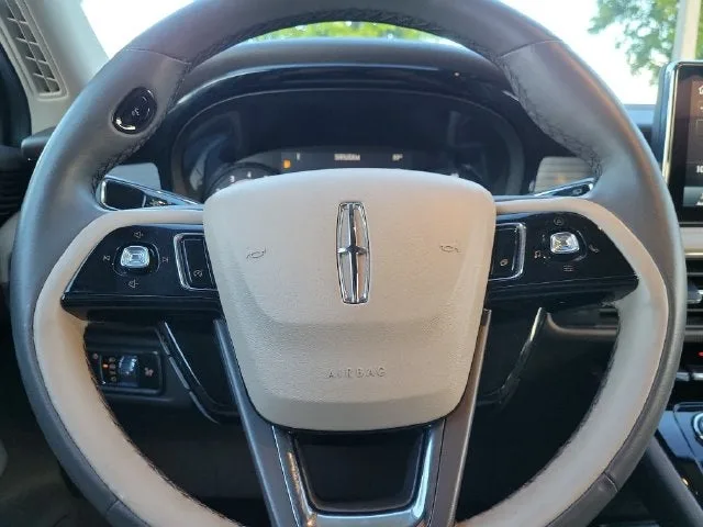 2022 Lincoln Corsair Standard photo 18