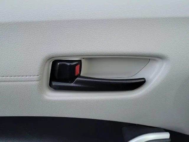 2025 Toyota Corolla Cross L photo 14