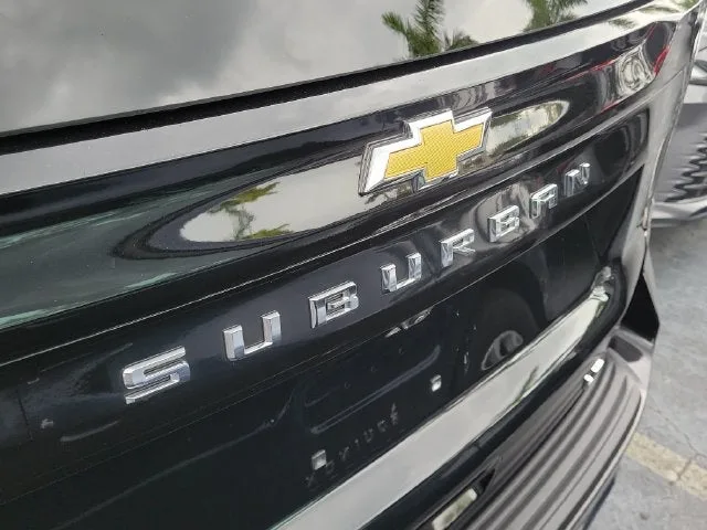 2025 Chevrolet Suburban LT photo 5