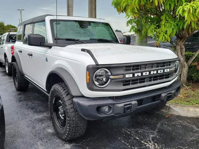 2023 Ford Bronco Black Diamond photo 2