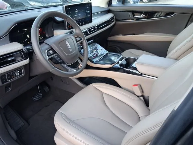 2023 Lincoln Nautilus Standard photo 11