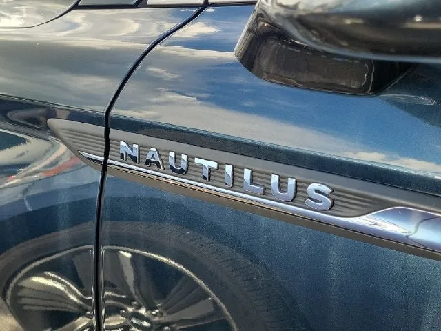 2022 Lincoln Nautilus Standard photo 6