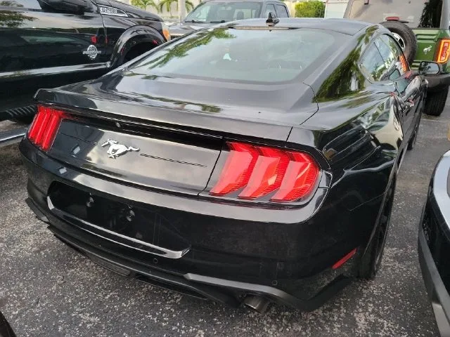 2022 Ford Mustang EcoBoost photo 4