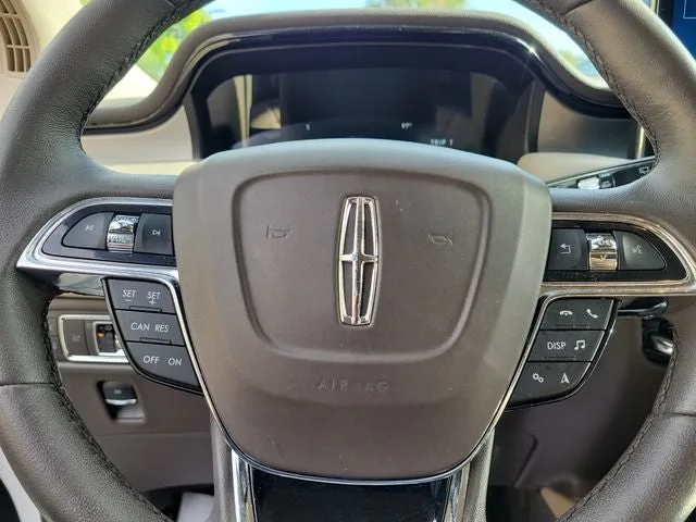 2022 Lincoln Nautilus Standard photo 21