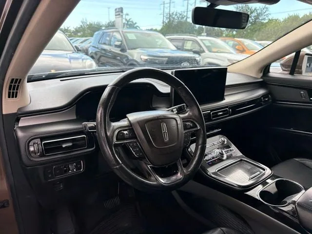 2022 Lincoln Nautilus Standard photo 2