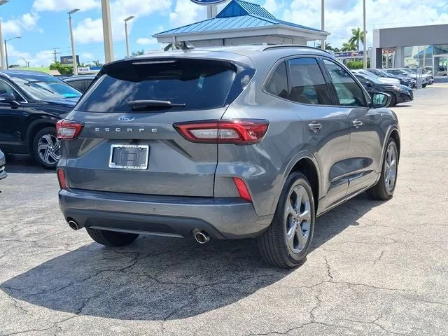 2023 Ford Escape ST-Line photo 4