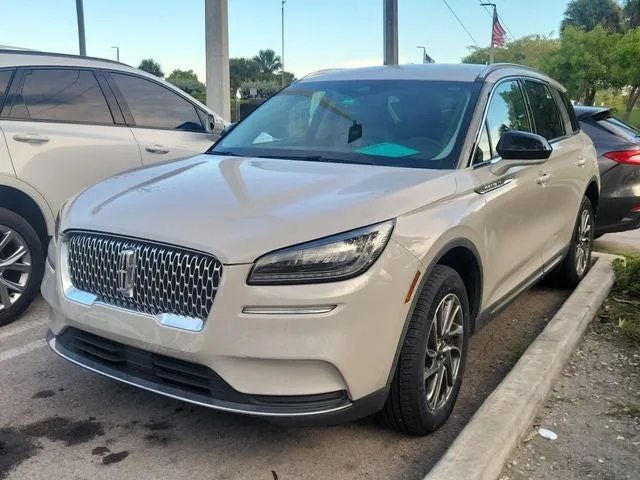 2022 Lincoln Corsair Standard photo 3