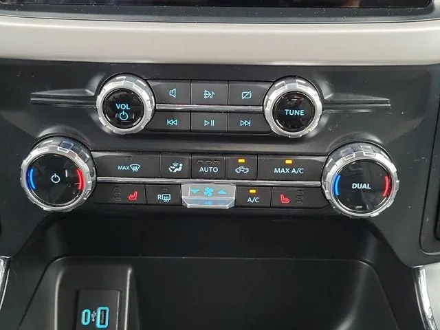 2023 Ford F-150 Lightning XLT photo 28