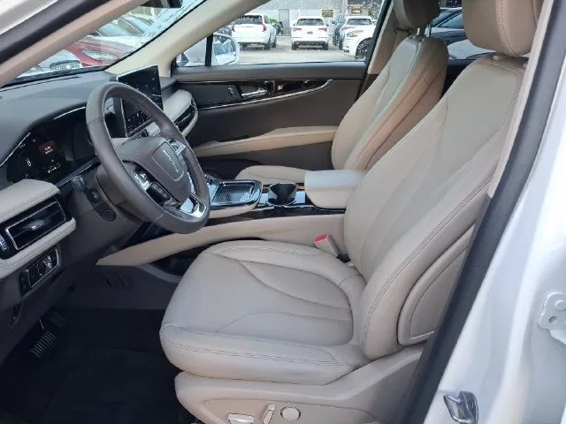 2023 Lincoln Nautilus Standard photo 12
