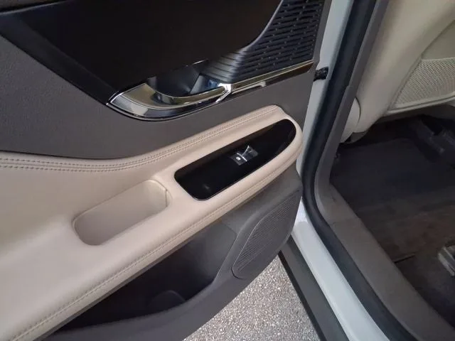 2022 Lincoln Corsair Standard photo 10