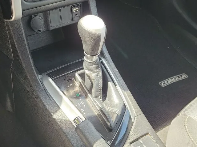 2018 Toyota Corolla LE photo 25