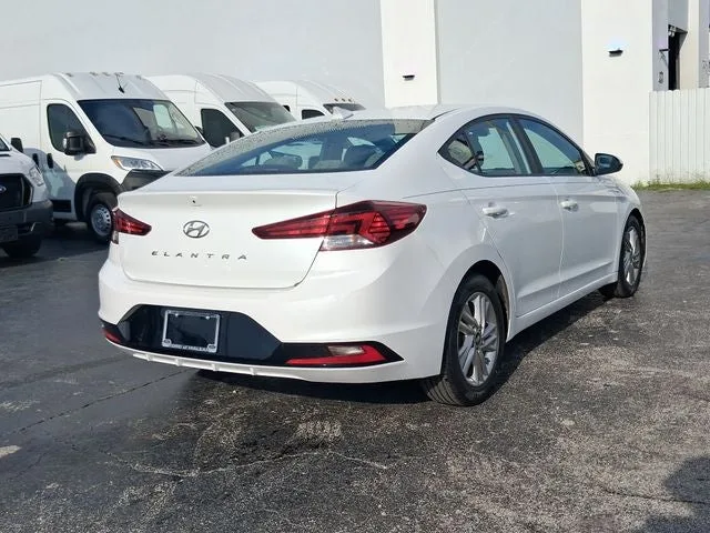 2020 Hyundai Elantra SEL photo 4