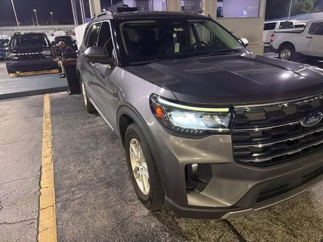 2025 Ford Explorer Active photo 3