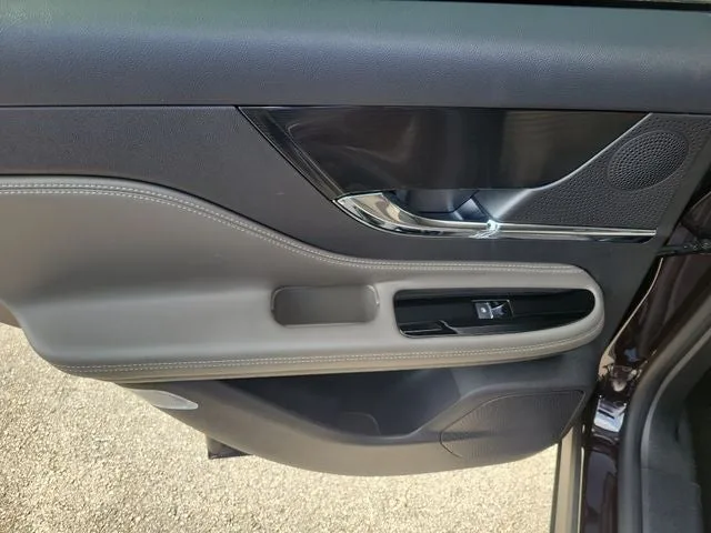 2023 Lincoln Corsair Standard photo 8