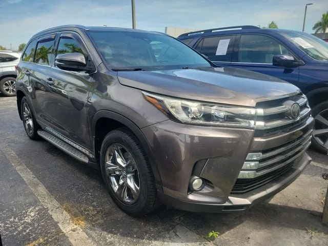 2017 Toyota Highlander Limited Platinum photo 2