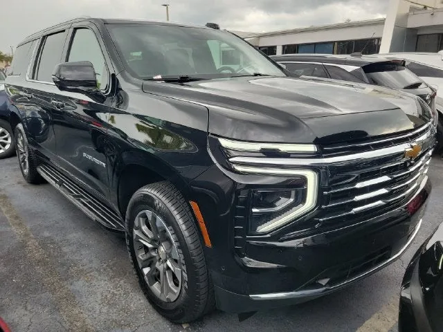 2025 Chevrolet Suburban LT photo 2