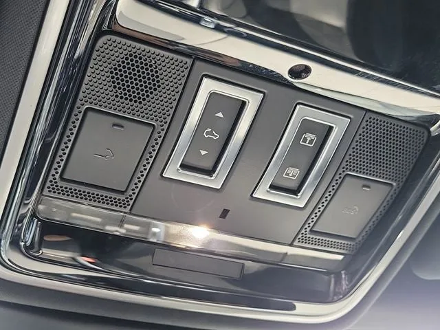 2022 Land Rover Range Rover Sport SVR photo 33