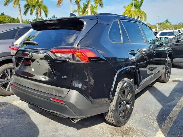 2021 Toyota RAV4 LE photo 3