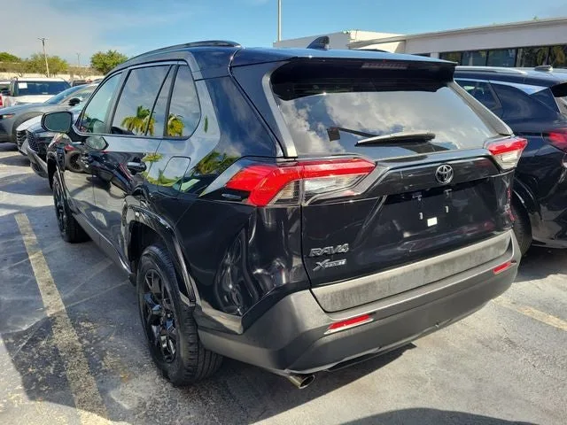 2021 Toyota RAV4 LE photo 4