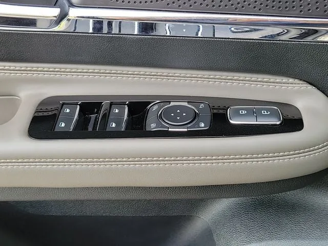 2025 Lincoln Corsair Premiere photo 17