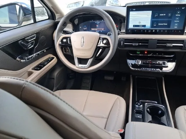 2023 Lincoln Corsair Standard photo 8
