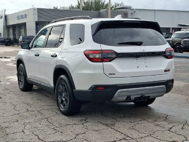 2024 Honda Pilot TrailSport photo 3