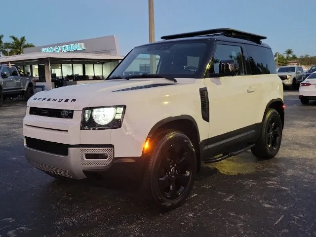 2023 Land Rover Defender 90 S photo 32