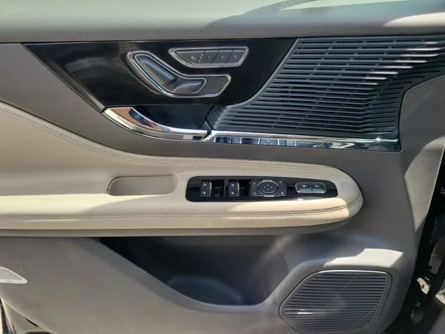 2022 Lincoln Corsair Standard photo 13