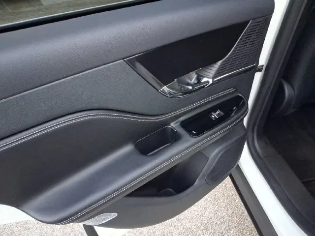 2022 Lincoln Corsair Standard photo 9