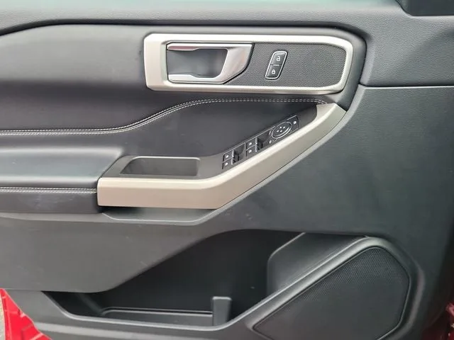 2023 Ford Explorer XLT photo 13