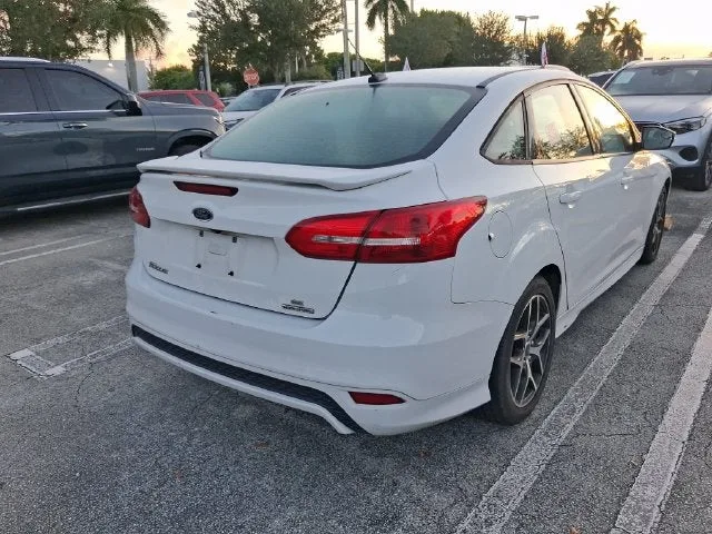 2016 Ford Focus SE photo 4