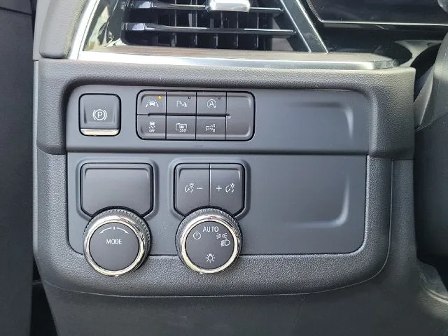 2025 Chevrolet Suburban LT photo 13