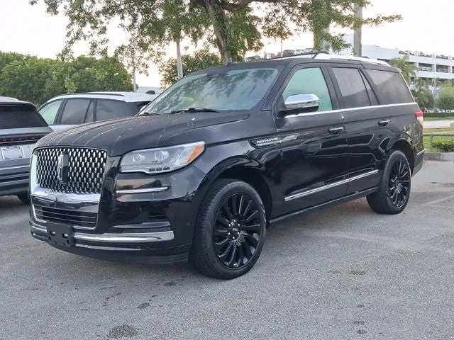 2023 Lincoln Navigator Black Label photo 2
