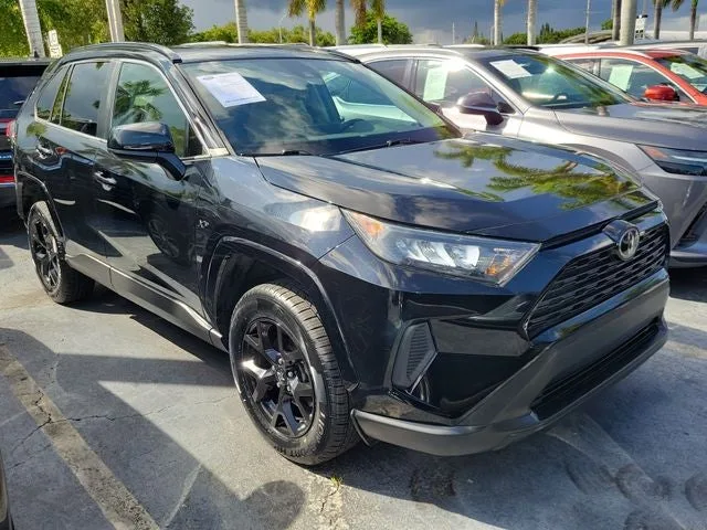 2021 Toyota RAV4 LE photo 2