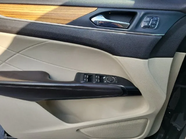 2015 Lincoln MKC Base photo 14