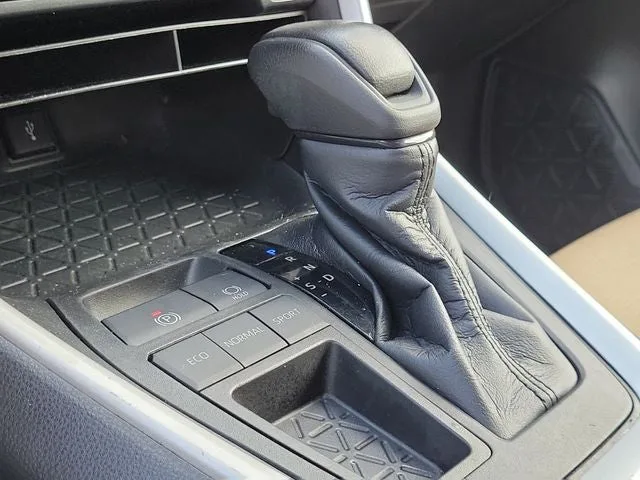 2021 Toyota RAV4 LE photo 28