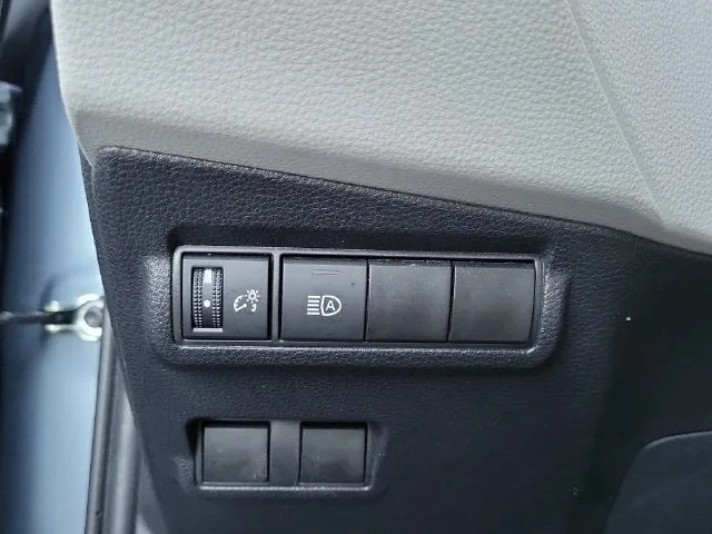 2025 Toyota Corolla Cross L photo 11