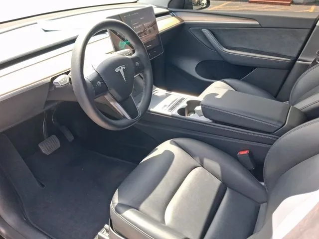 2025 Tesla Model Y Long Range photo 11