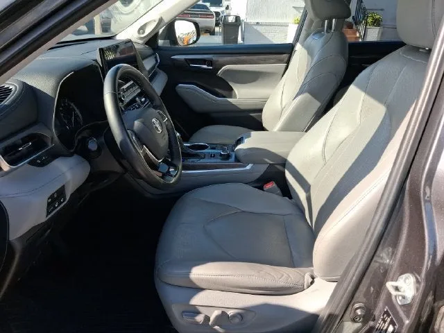 2021 Toyota Highlander Limited photo 12