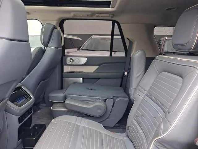 2022 Lincoln Navigator L Black Label photo 6