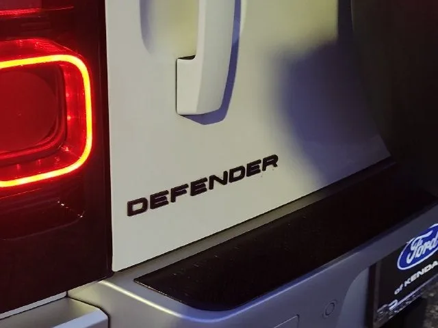 2023 Land Rover Defender 90 S photo 5